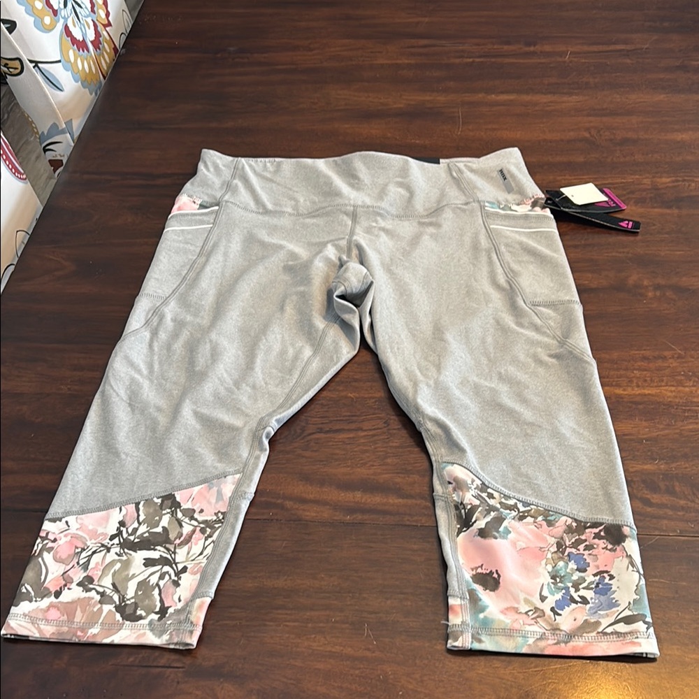 Women 1x Gray Floral Leggings Capri new